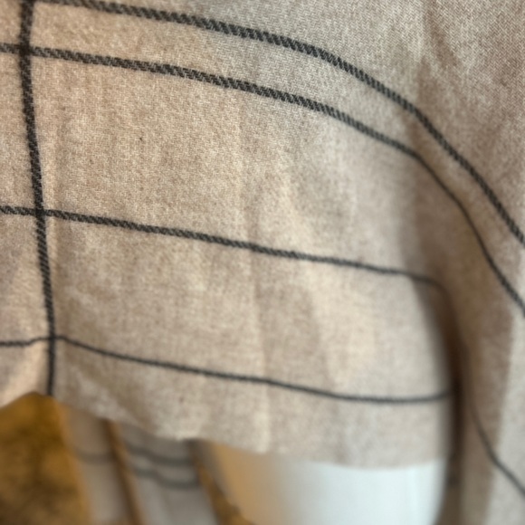 Elegant Eileen Fisher Wool Beige Women's Shawl with Fringe - Picture 4 of 8